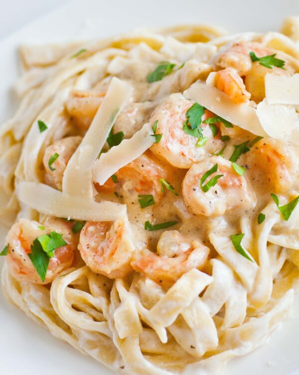 Fettuccine con camarones y tocino