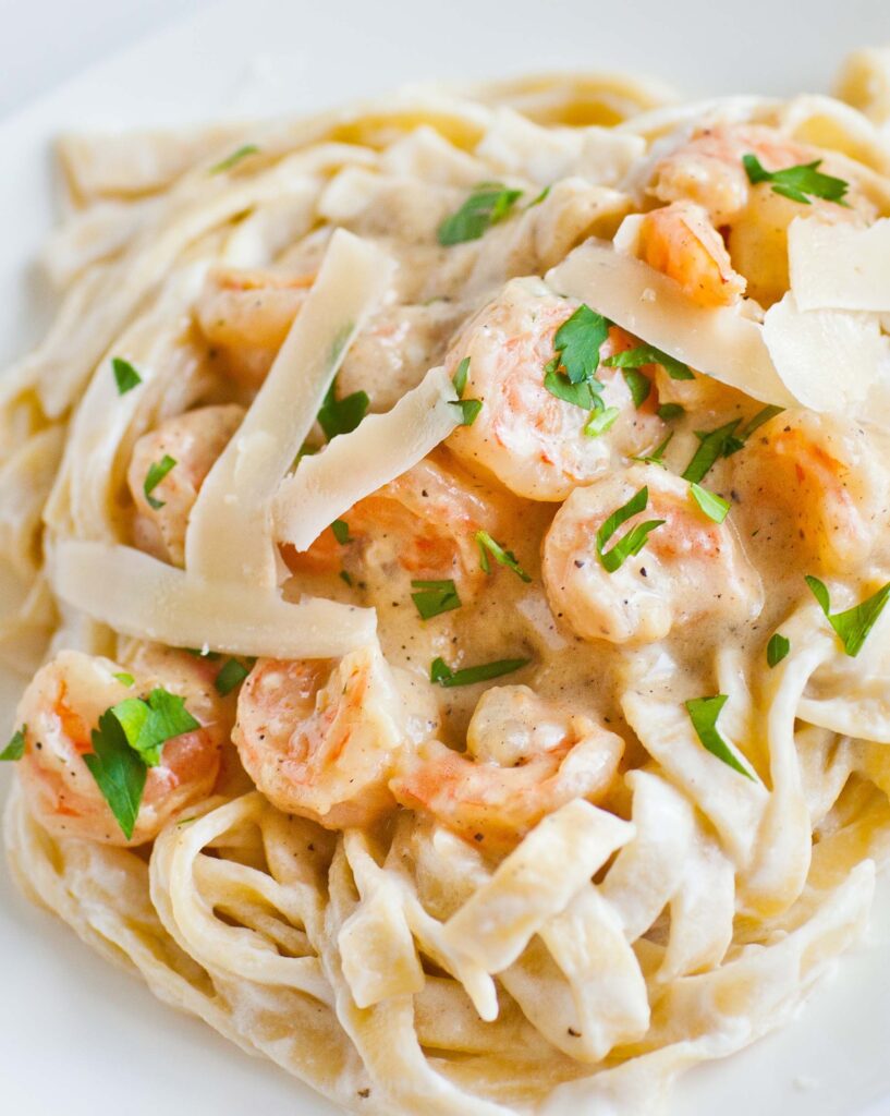 Fettuccine con camarones y tocino